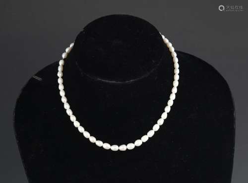 A FINE PEARL NECKLACE (53 PCS)