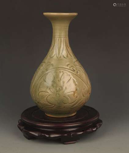 A YUE YAO FLOWER CARVING YU HU CHUN BOTTLE