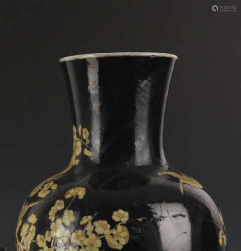YELLOW GLAZED LUCKY MAGPIE GUAN YIN PORCELAIN VASE