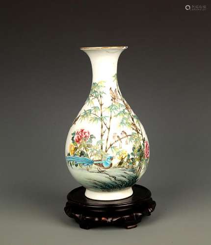 A FAMILLE-ROSE PORCELAIN BOTTLE