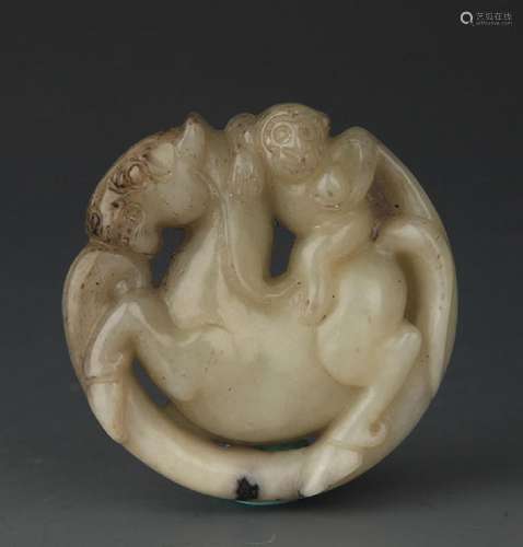 A FINE HORSE FIGURE ROUND JADE PENDANT