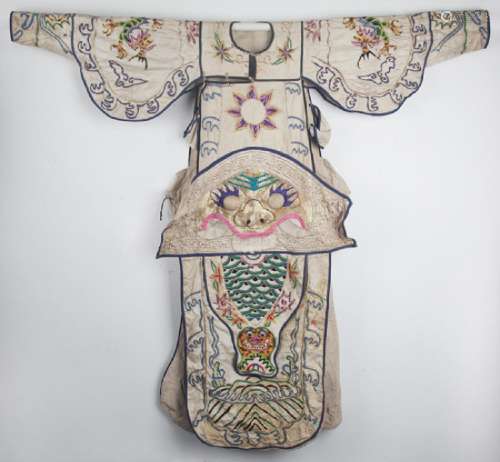 A WHITE COLOR FINELY EMBROIDERED WARRIOR ROBE