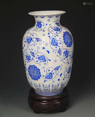 BLUE AND WHITE FLOWER PATTERN PORCELAIN VASE