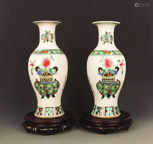 PAIR OF FAMILLE-ROSE PORCELAIN VASE