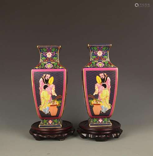 PAIR OF FAMILLE-ROSE PORCELAIN JAR