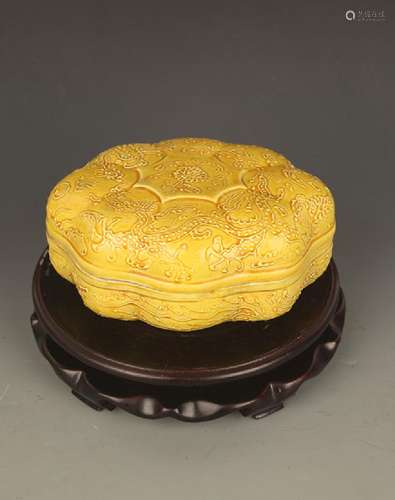 A YELLOW COLOR GLAZED PORCELAIN DRAGON BOX