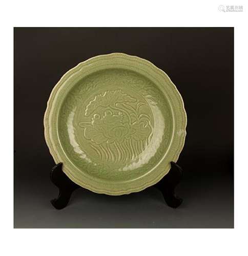 A LARGE DARK GREEN COLOR LOTUS CARVING PLATE