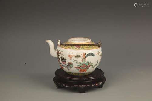 A FINE FAMILLE-ROSE PORCELAIN TEA POT