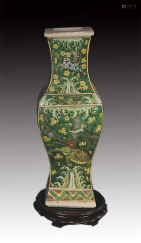 A SAN CAI COLOR KILIN PATTERN SQUARE VASE