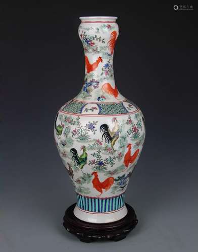 A FAMILLE ROSE CHICKEN PATTERN PORCELAIN VASE