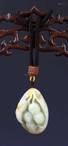 A FINELY CARVED MELON-SHAPED JADE PENDANT
