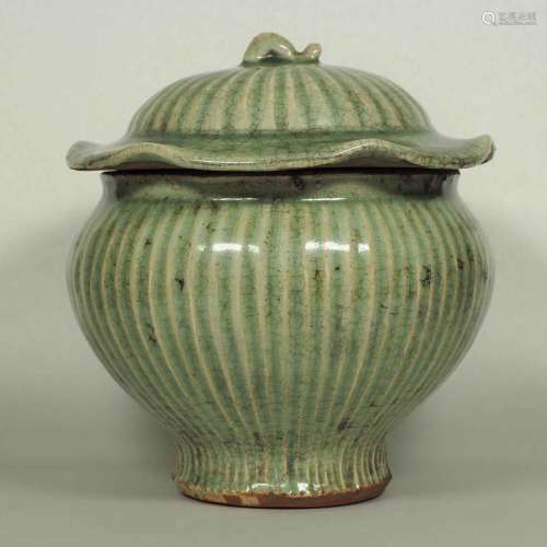 Longquan Fluted Jar with Lid, late Southern Song-early Yuan Dynasty