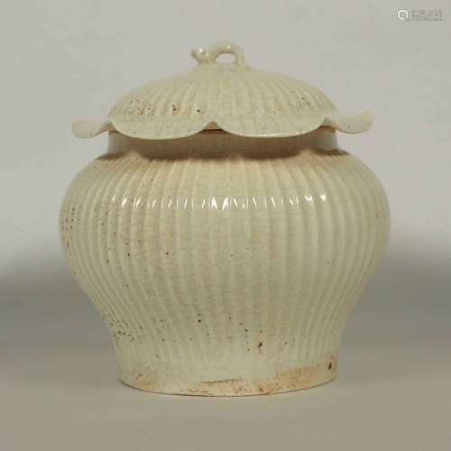 White Glaze Fluted Jar with Lid, Song Dynasty