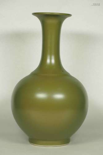 Teadust Monochrome Vase, Qianlong Mark, late Qing Dynasty