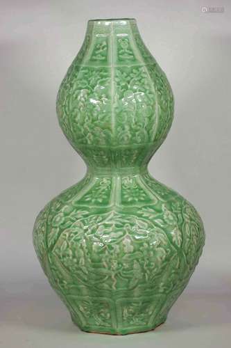 Massive Octagonal Longquan Double Gourd, early Ming Dynasty