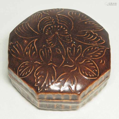 Octagonal Cosmetic Box With Impressed Peony, Song Dynasty