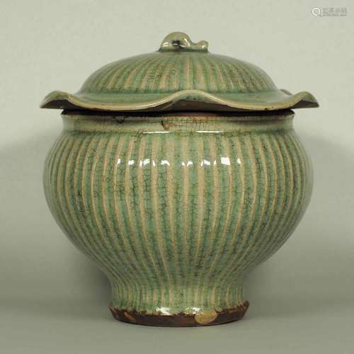 Longquan Fluted Jar with Lid, late Southern Song-early Yuan Dynasty