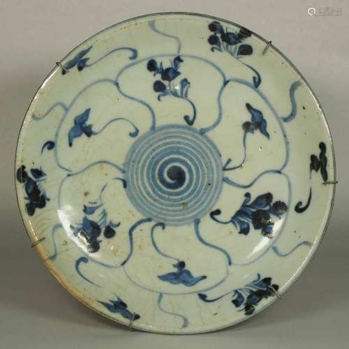 Plate with Abstract Swirl and Floral Design, late Ming Dynasty