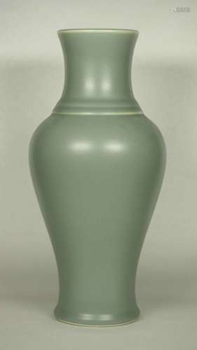 Wintergreen Vase, Qianlong Mark, late Qing Dynasty