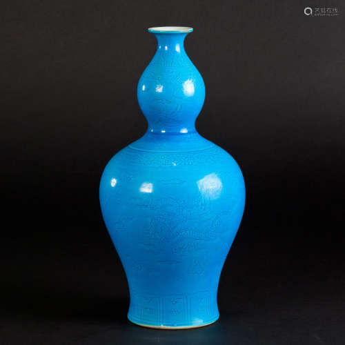 蓝釉暗刻龙纹葫芦型瓶