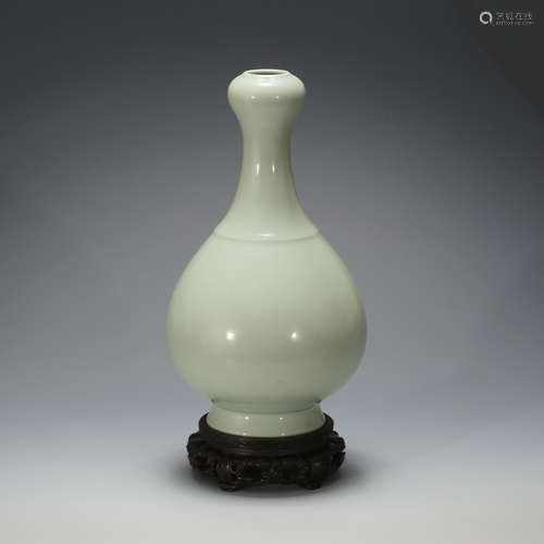 CHINESE CELADON GLAZED GARLIC HEAD VASE