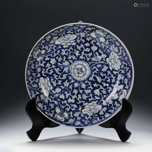 CHINESE BLUE AND WHITE PORCELAIN FOLIAGE CHARGER