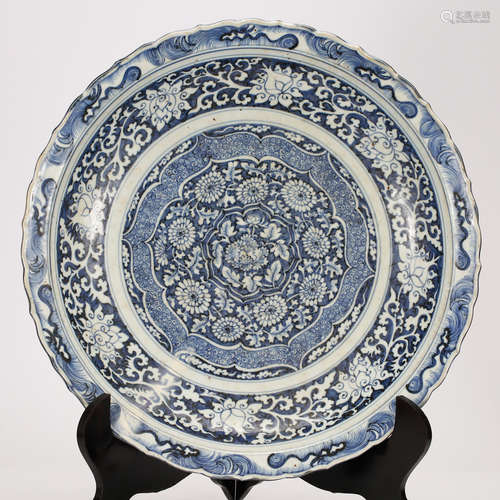 CHINESE BLUE AND WHITE FOLIAGE PORCELAIN CHARGER