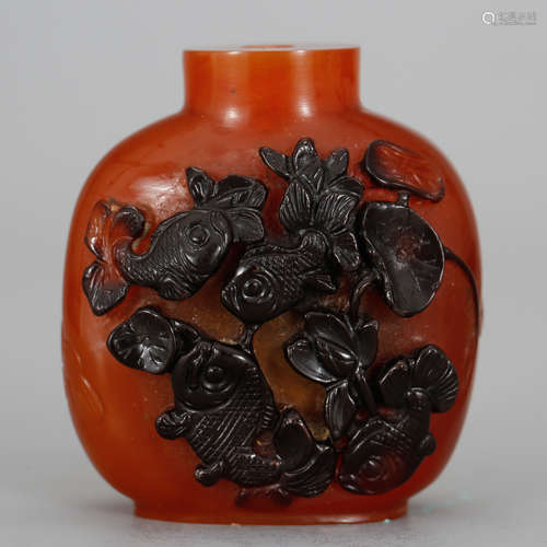 CHINESE TWO TONE AGATE SNUFF BOTTLE