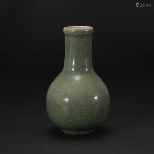 CHINESE CELADON GLAZED BOTTLE VASE