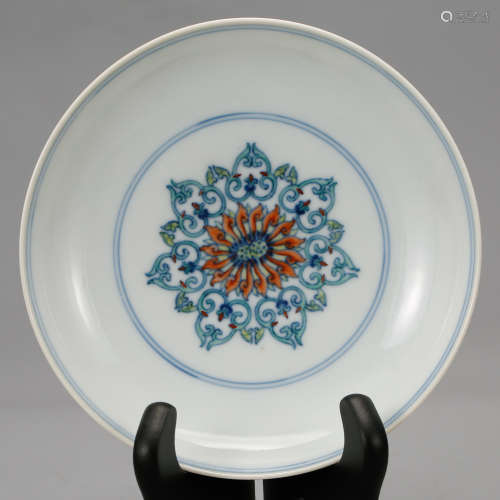 CHINESE DOUCAI PORCELAIN PLATE