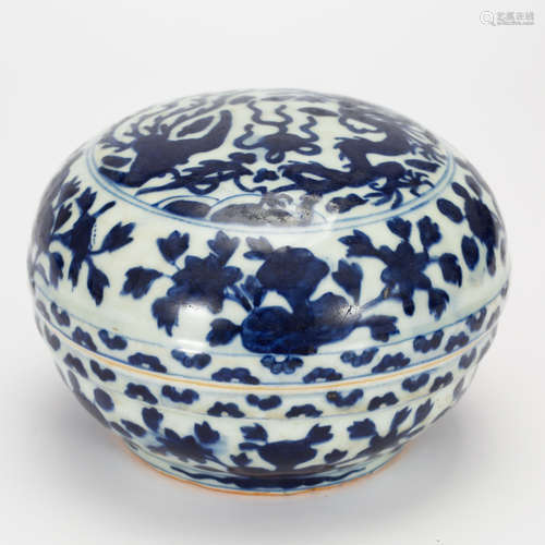 CHINESE BLUE AND WHITE PORCELAIN COVER BOX