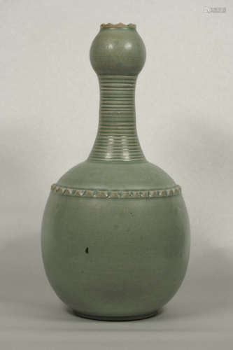 Yaozhou Garlic-Head Vase, Five Dynasty