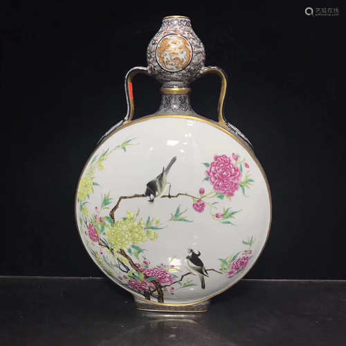 A DAQING QIANLONG NIANZHI MARK FAMILLE ROSE VASE