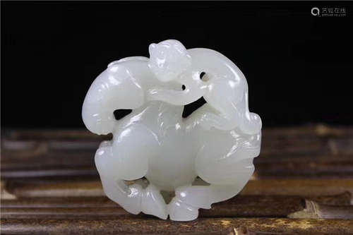 A HETIAN JADE HAND PIECE 