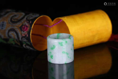 A QING DYNASTY OLD JADEITE THUMB RING