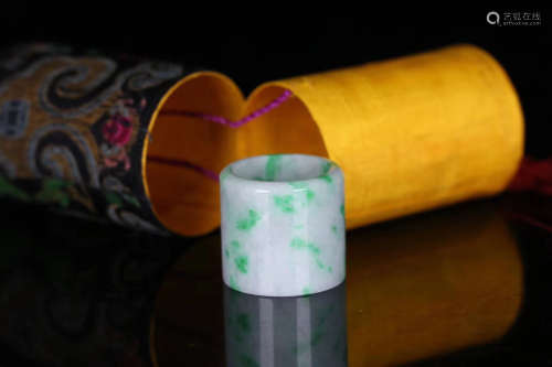 A QING DYNASTY OLD JADEITE THUMB RING