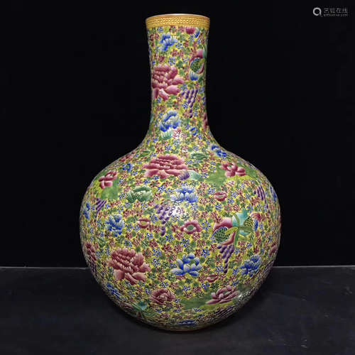 A DAQING QIANLONG NIANZHI MARK FAMILLE ROSE GLOBULAR SHAPE VASE