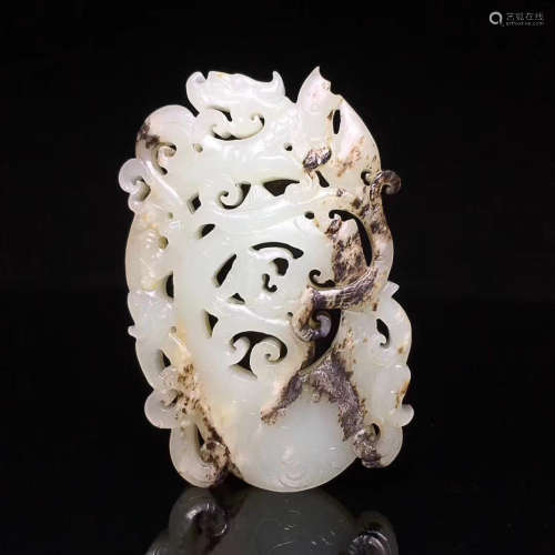 A HOLLOW-OUT JADE PENDANT