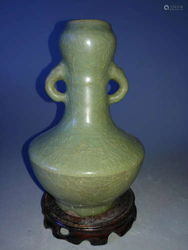 A LONGQUAN KILN VASE WITH DOUBLE EARS, MING  DYNASTY CHENGHUA NIANZHI