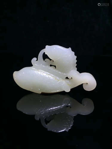A HETIAN WHITE JADE TWO FISH SHAPE ORNAMENT