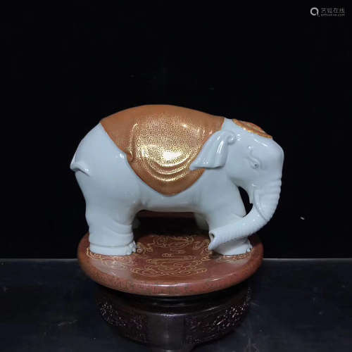 A DAQING QIANLONG NIANZHI MARK ELEPHANT STATUE