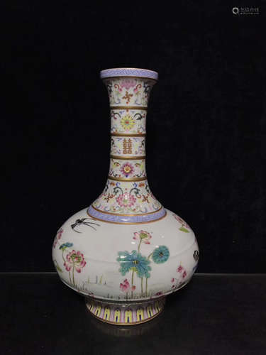 A DAQING QIANLONG NIANZHI MARK FAMILLE ROSE VASE