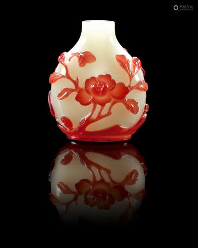 18th/19th century A fine red overlay white glass snuff bottle