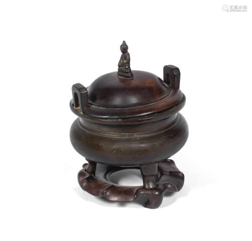 Shisou two-character mark, 19th century  A silver wire-inlaid tripod incense burner