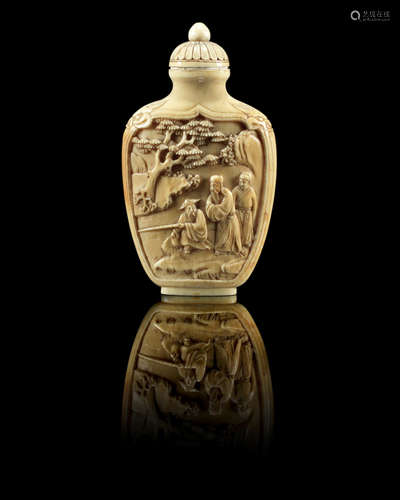 19th century A large carved ivory snuff bottle