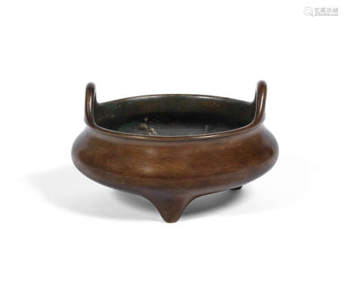Four-character seal mark, 17th/18th century A bronze tripod incense burner