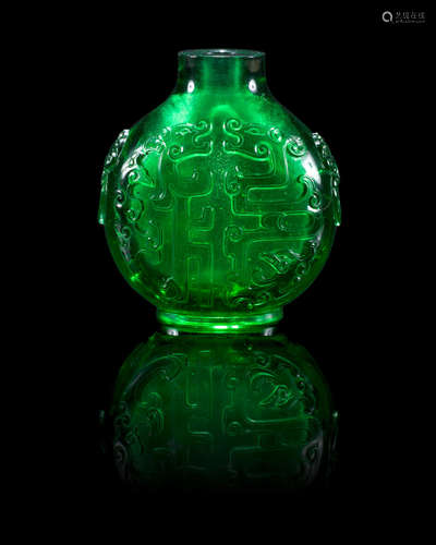 18th/19th century A fine green glass 'chilong' snuff bottle