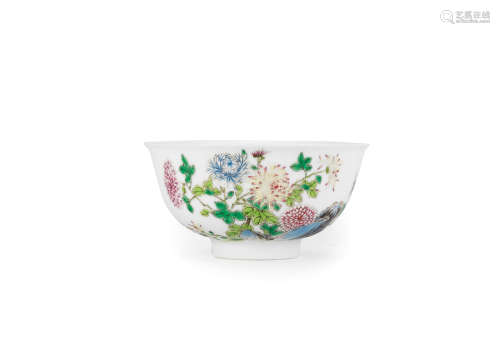 20th century A small famille rose 'chrysanthemum' bowl