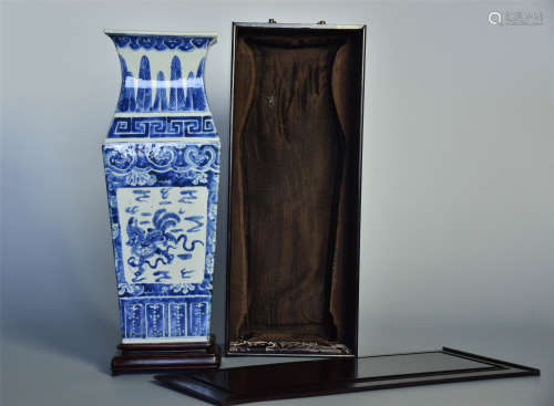 清中期 獅紋青花方瓶
