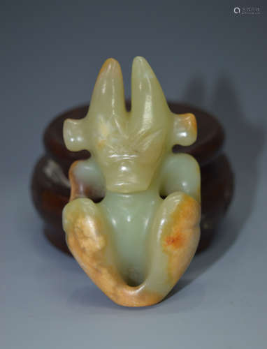 A HONGSHAN WENHUA MONSTER FIGURE PENDANT